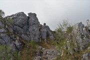 21 In alto la croce, sotto, nell'anfratto, la Madonnina